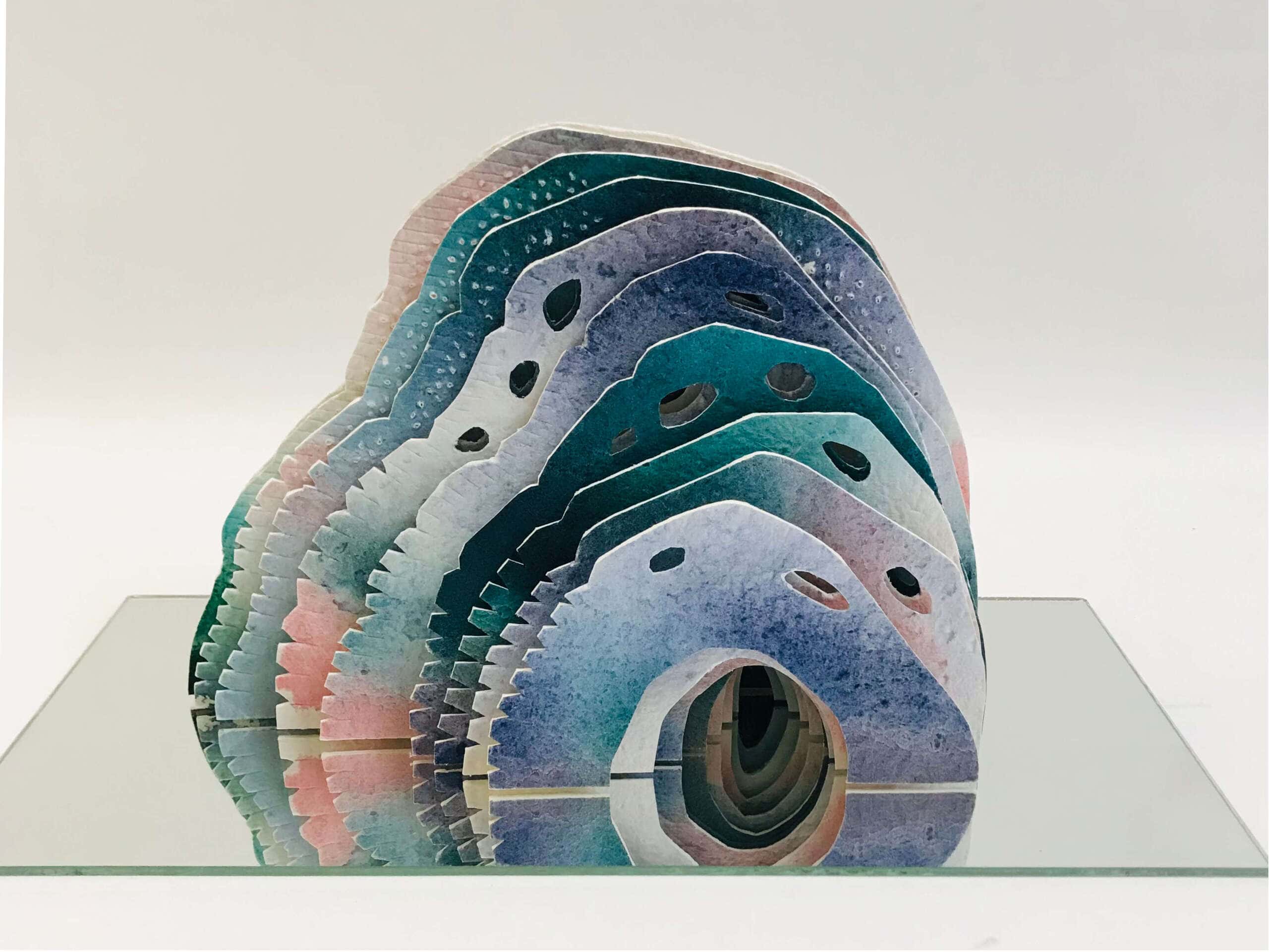Aquarius I, 40L x 20l x 25H cm, sculpture en papier, encres, laiton, miroir, 2023