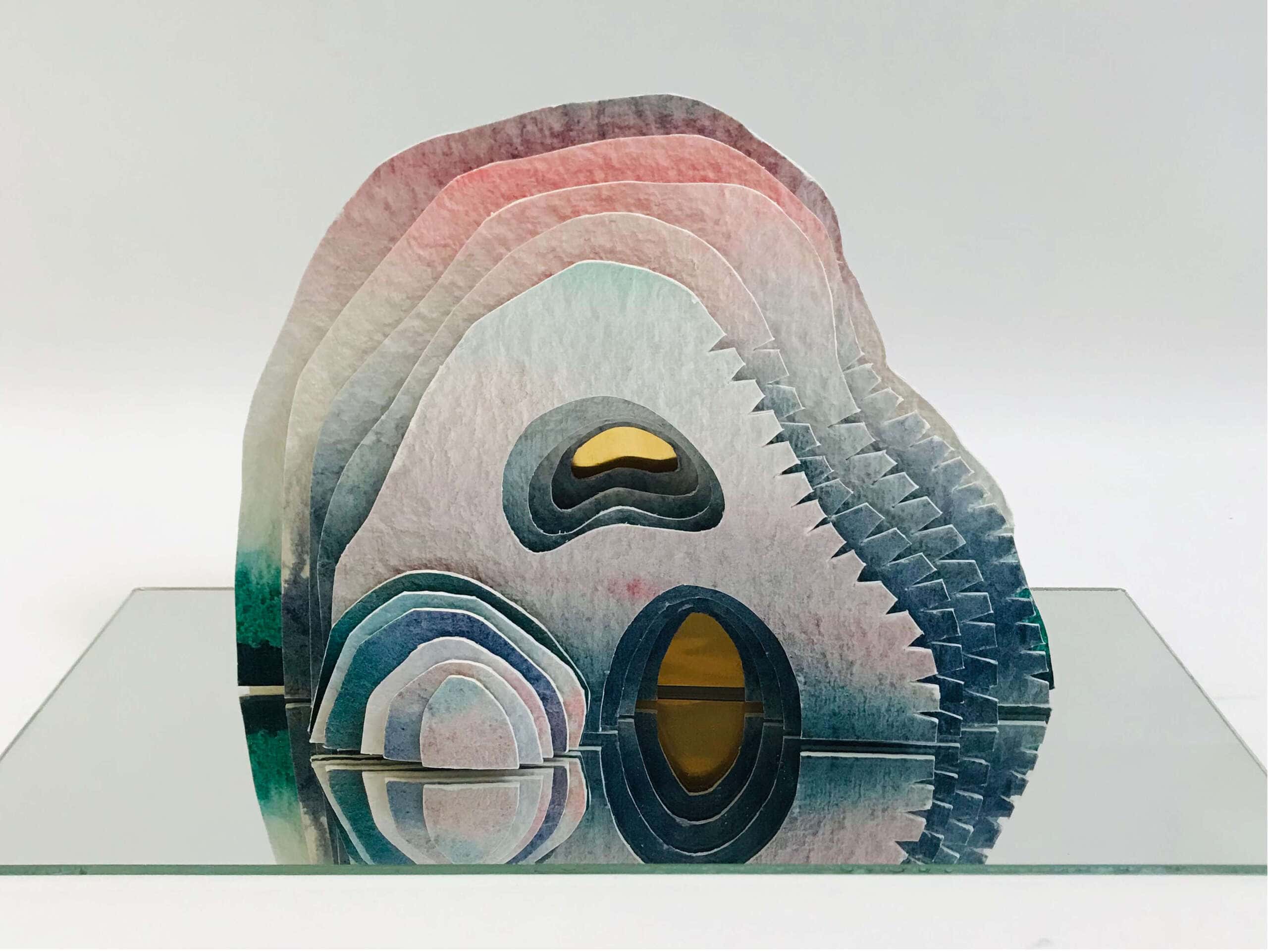 Aquarius I, 40L x 20l x 25H cm, sculpture en papier, encres, laiton, miroir, 2023