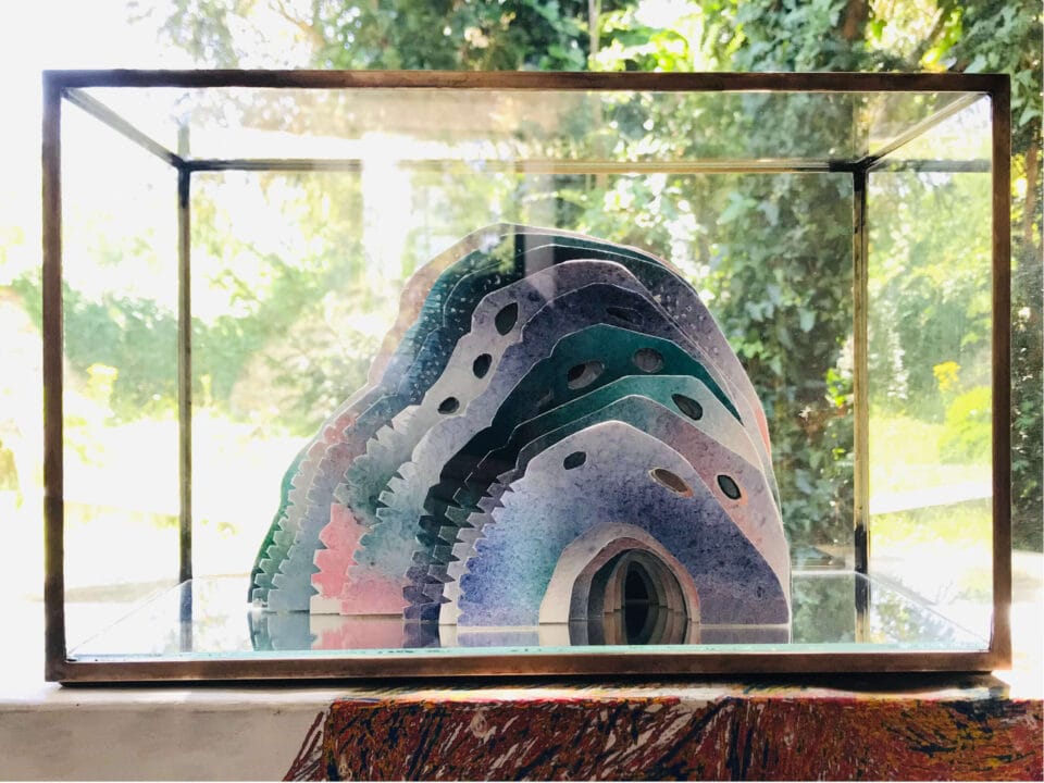 Aquarius I, 40L x 20l x 25H cm, sculpture en papier, encres, laiton, miroir, vitrine verre et laiton, 2023