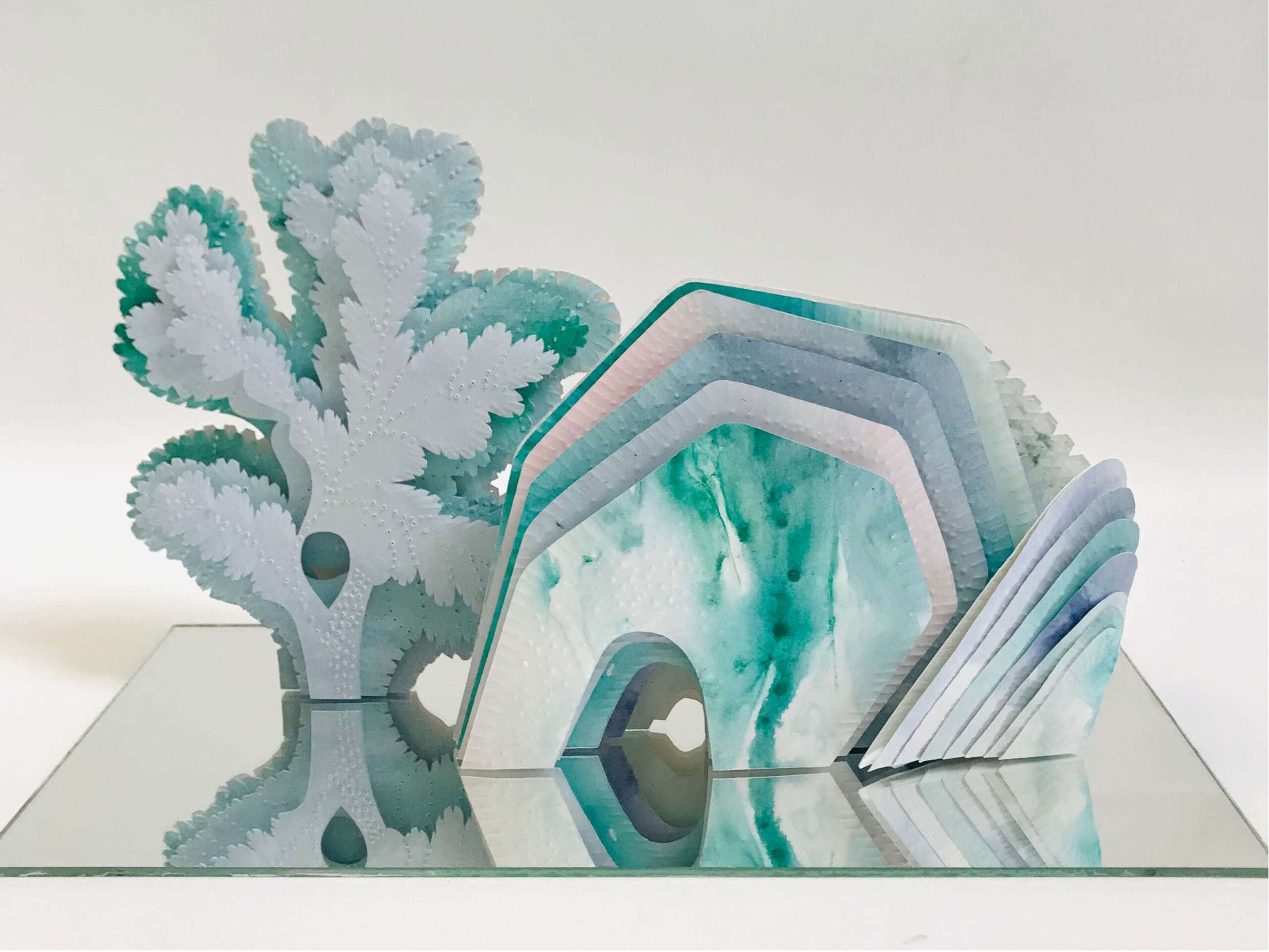 Aquarius II, 40L x 20l x 25H cm, sculpture en papier, encres, laiton, miroir, 2023