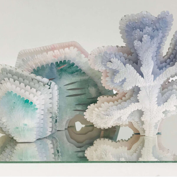 Aquarius II, 40L x 20l x 25H cm, sculpture en papier, encres, laiton, miroir, 2023 5
