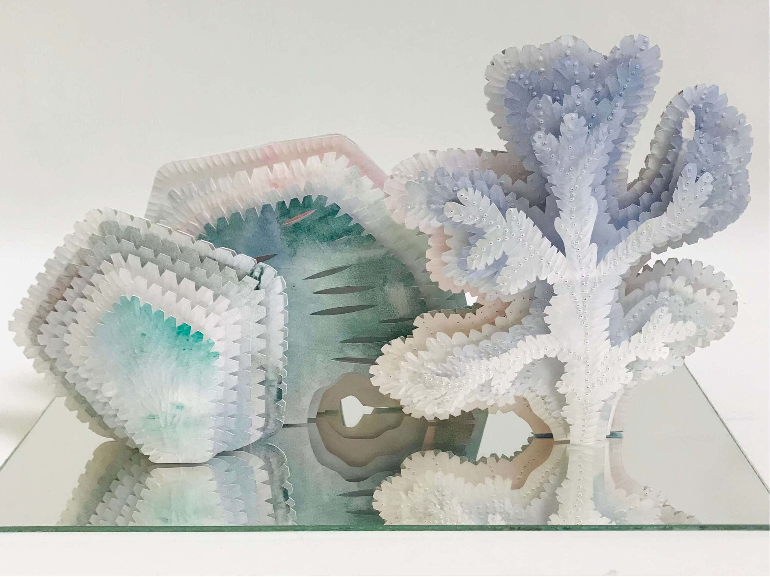 Aquarius II, 40L x 20l x 25H cm, sculpture en papier, encres, laiton, miroir, 2023