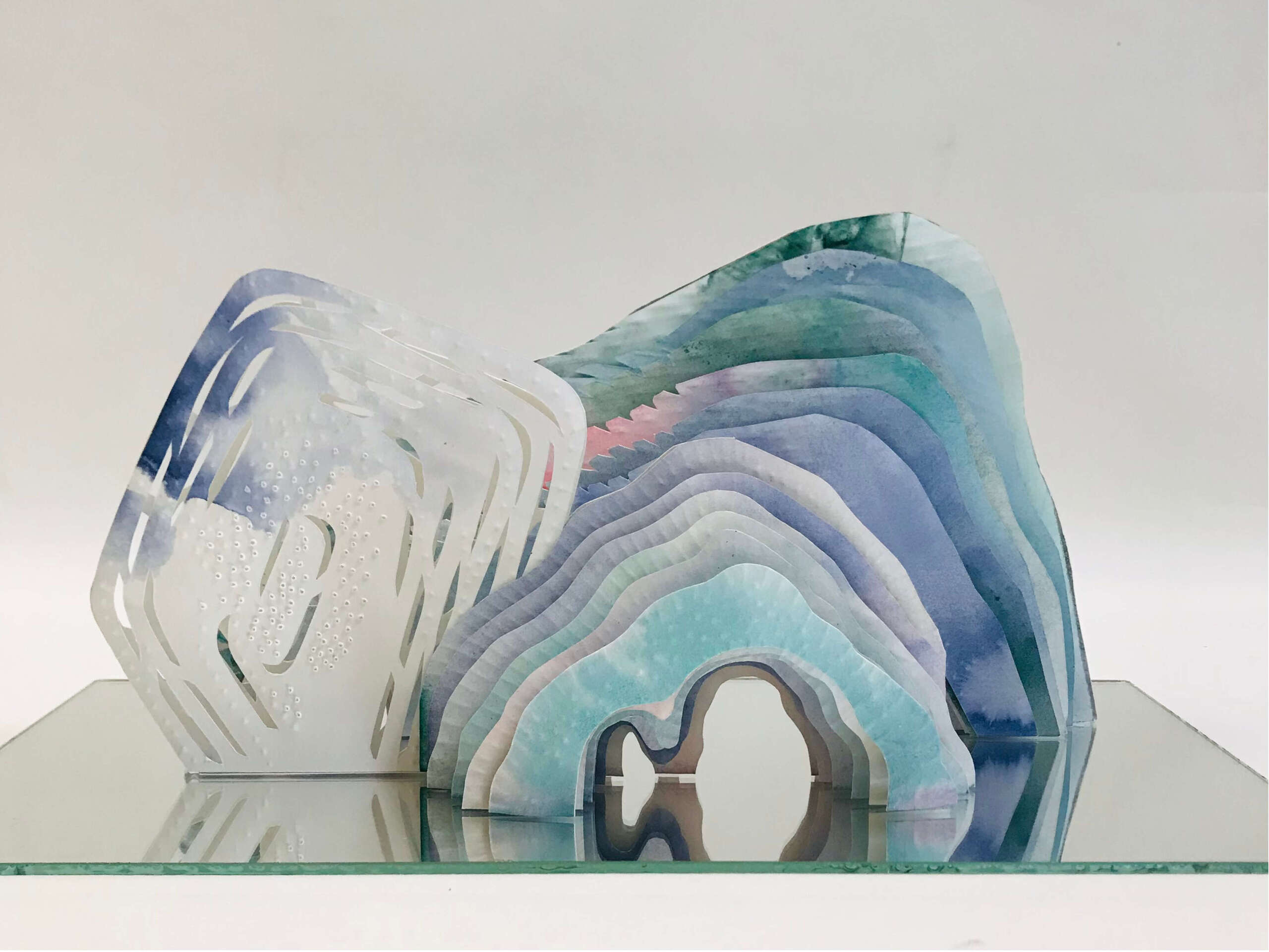 Aquarius II, 40L x 20l x 25H cm, sculpture en papier, encres, laiton, miroir, 2023