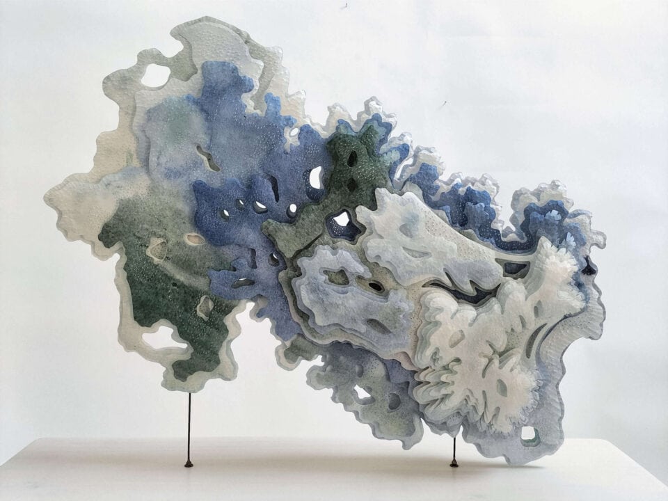 Érosion, 70L x 20l x 50H cm, sculpture en papier Kozo, encres, Vitrine verre et laiton 2023
