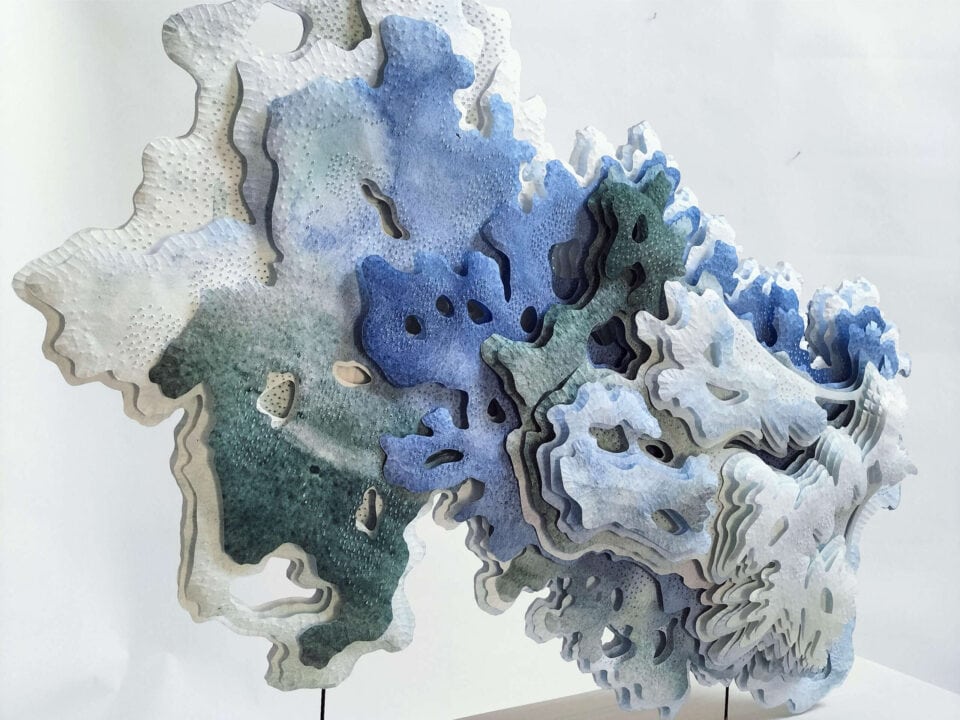 Érosion, 70L x 20l x 50H cm, sculpture en papier Kozo, encres, Vitrine verre et laiton, 2023
