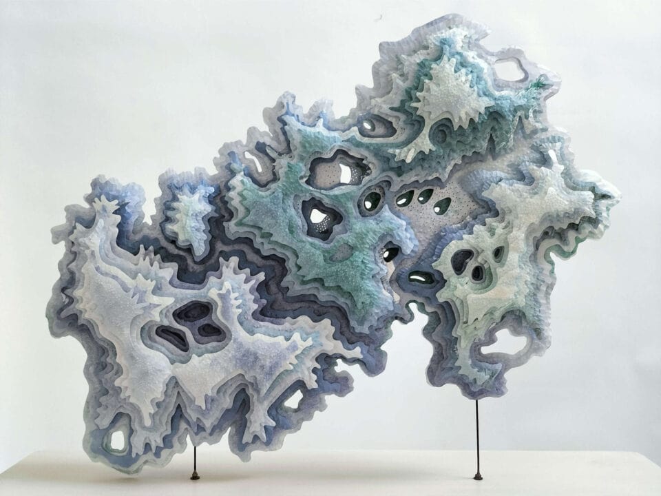 Érosion, 70L x 20l x 50H cm, sculpture en papier Kozo, encres, Vitrine verre et laiton, 2023