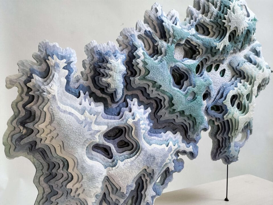 Érosion, 70L x 20l x 50H cm, sculpture en papier Kozo, encres, Vitrine verre et laiton, 2023