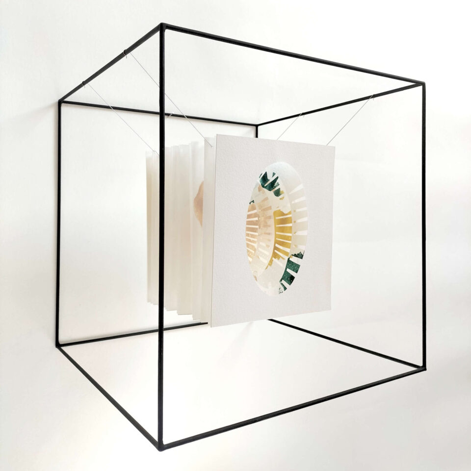 OPM, Objet Poétiquement Modifié, 16 x 19 cm, papier, calque encre, cubes métal, 2023