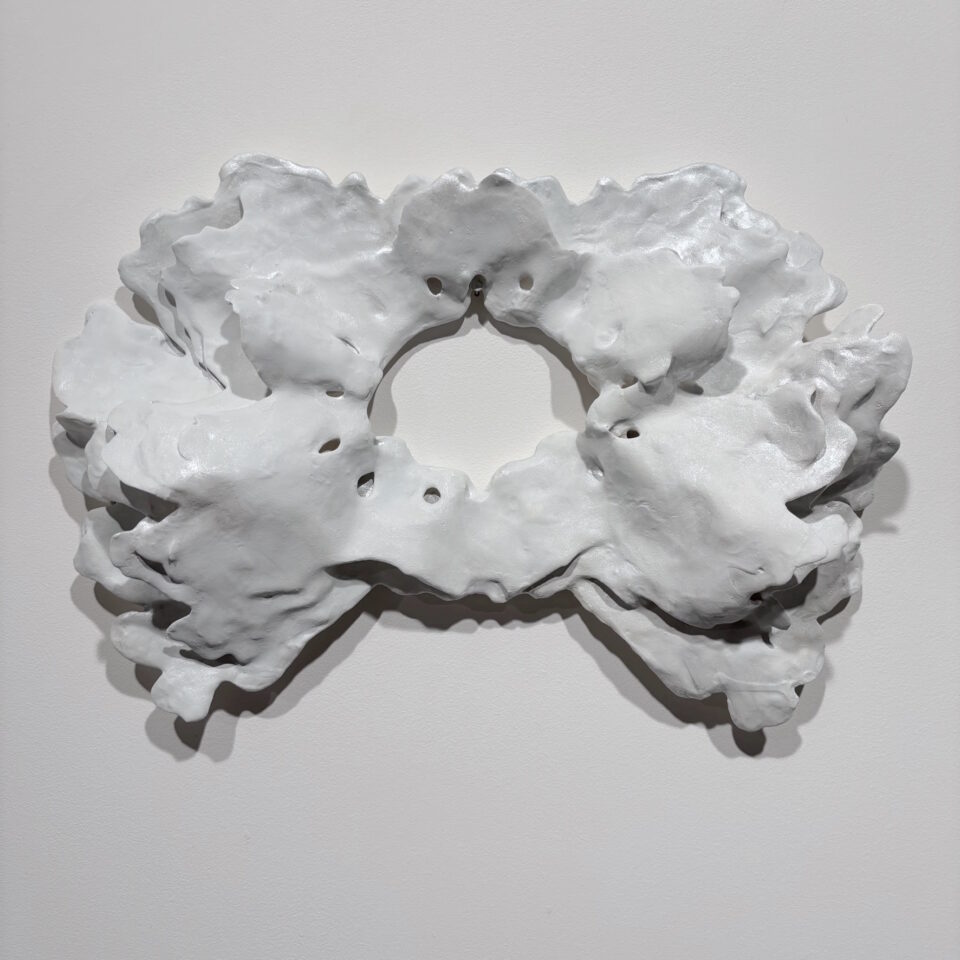 Bassins flottants triptyque bas relief - papier découpé, stuc, encre, pigments - 2024-Blanc