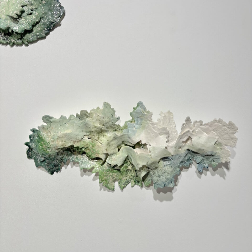 Ce qui reste - Îlots
Papier, stuc, encres, mica - 60 cm - 2025